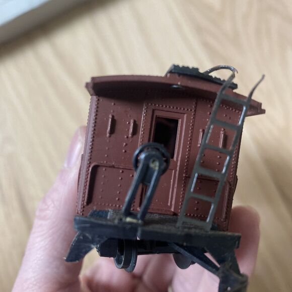 AHM Santa Fe A.T. & S. F. 7240 Cupola Caboose HO Scale With Box Train - Picture 8 of 8